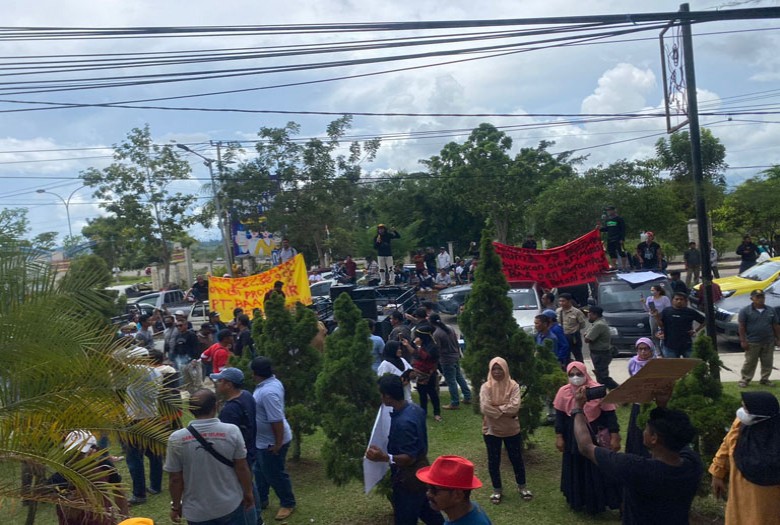 Puluhan Petani Sawit Demo ke DPRD Berau