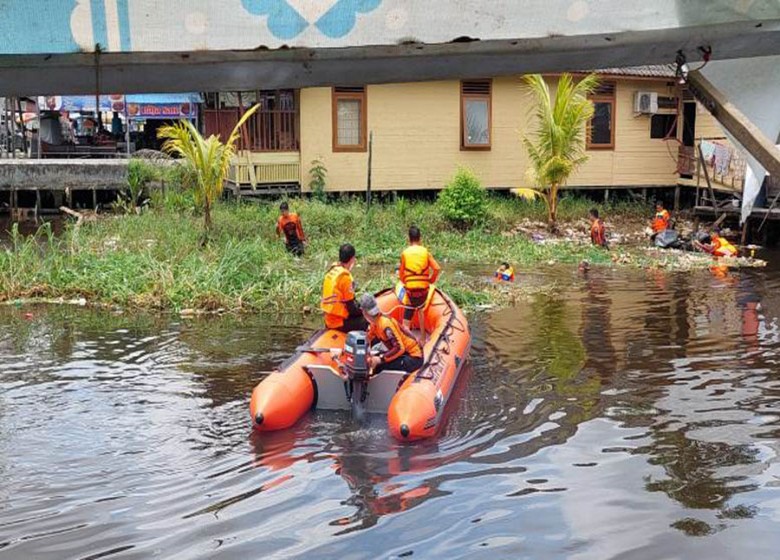 Peringati HUT Kota Tenggarong, Satpol PP Kukar Lakukan Pembersihan Sungai Mahakam