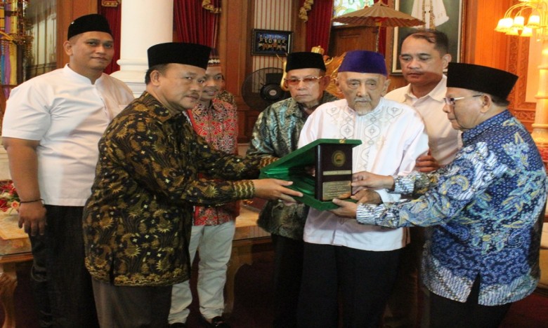 Kaji Penyebaran dan Perkembangan Islam di Tanah Kutai, MUI Dan DMI Jakarta Bersilaturahmi dengan Sultan Kukar
