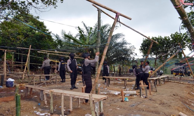 100 Personil Gabungan Bubarkan Judi Sabung Ayam di Samboja