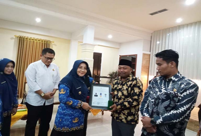6 Kepala Kampung Terima Piagam Penghargaan Lencana Desa Mandiri