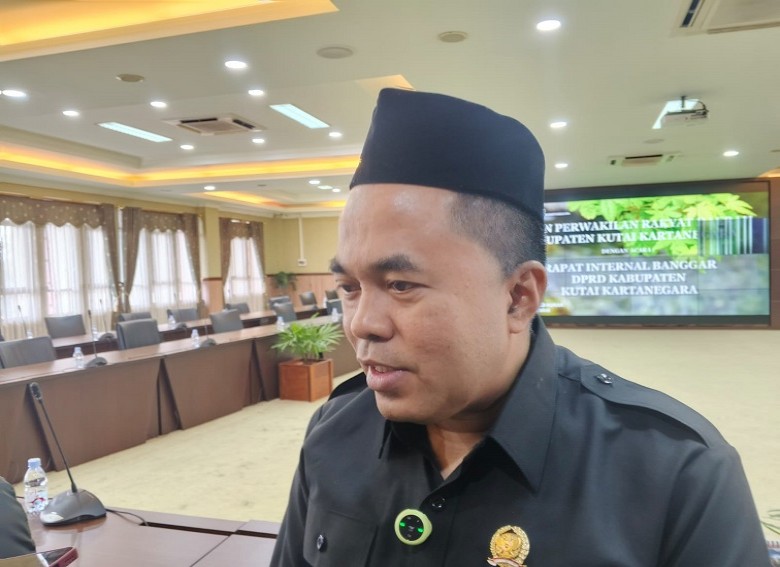 Ketua DPRD Kukar Terima Penghargaan dari Desa Batuah atas Kontribusi Pembangunan Daerah