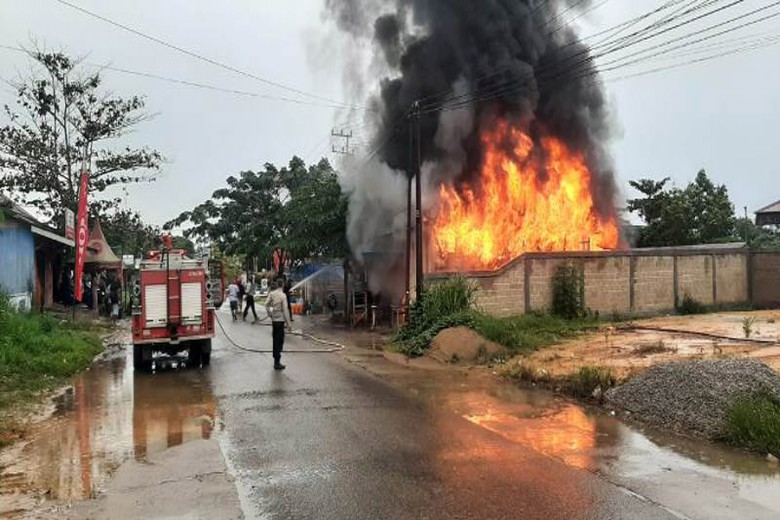 Satu Rumah dan Motor Hangus Terbakar di Kota Bangun