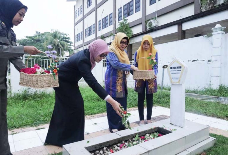Ziarah ke Makam Pahlawan, Sekda Sri : Jadilah Ibu Yang Kuat Secara Fisik, Mental dan Spiritual