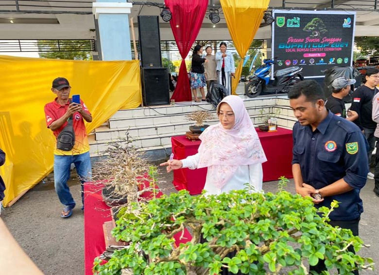 Sri Juniarsih Resmi Buka Pameran Pesona Bonsai