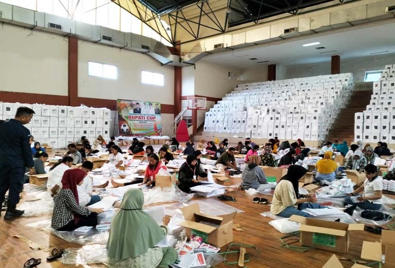 KPU Berau Dalam Sehari Para Pekerja Menyelesaikan 1000 Lipatan Surat Suara