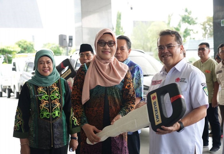 Pemprov Serahkan Hibah 18 Unit Kendaraan Operasional , Sekda Sri: Manfaatkan untuk Peningkatan Kinerja Organisasi