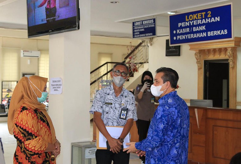 Tinjau Pelayanan UPTD Samsat Tenggarong, Hadi Mulyadi Apresiasi Bapenda Memberikan Relaksasi