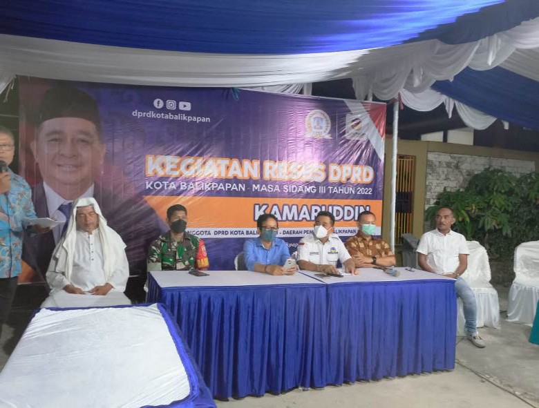 Kamaruddin Berinisiatif Bantu Penerangan di Gang-Gang dan Perbaikan Jembatan Kayu Secara Pribadi