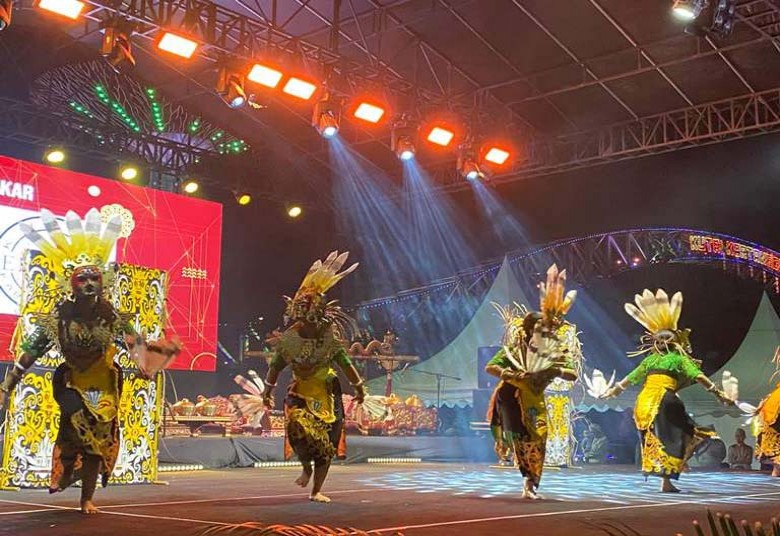Topeng Beruak Yek Kanjet Udoq Semarakkan Festival Topeng Nusantara Kukar