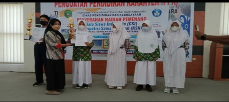 Dua Siswa MTs Negeri 1 Kukar Ukir Prestasi Tingkat Kabupaten