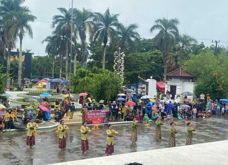 Diguyur Hujan Sejak Pagi, Kirab Budaya FKBN Kukar Berlangsung Meriah