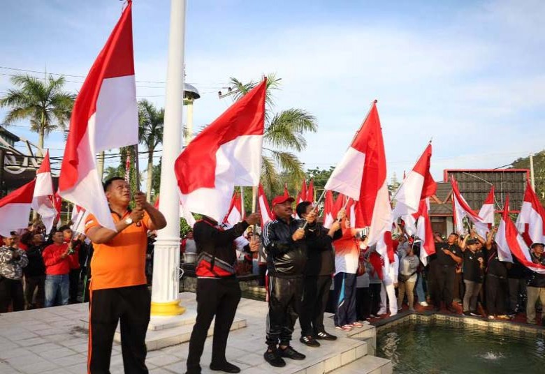 Bupati Edi Serahkan 10 Juta Bendera Merah Putih Kepada Forum RT di Kukar