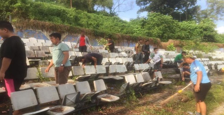 Di Penuhi Rumput dan Pohon Liar, Mitman Lakukan Bersih Bersih Stadion