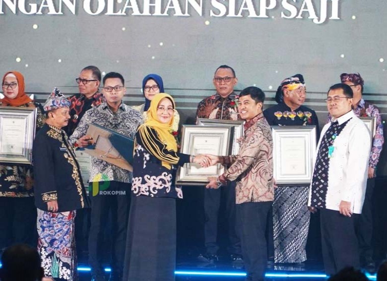 Bupati Berau Terima Penghargaan STBM Award 2024