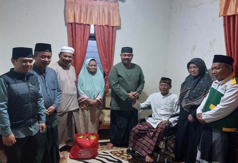 Bupati Edi Damansyah Bantu Kursi Roda Warga Jalan KH Dewantara Tenggarong