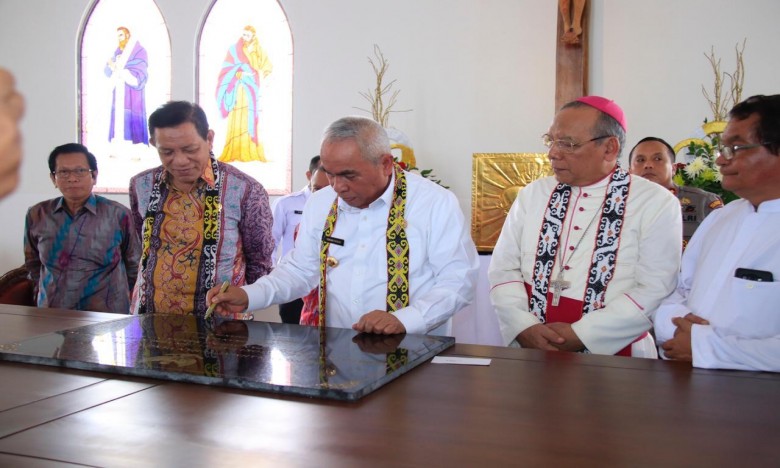 Isran Resmikan Gereja Katolik HKY Mangkupalas