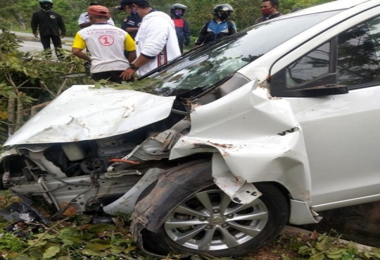 Sopir Asyik Ngobrol, Mobil Pegawai Pemkot Nyunsep
