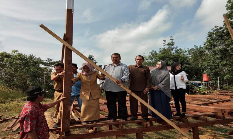 Komisi IV DPRD Kukar Tinjau Pembangunan Kantor Adat Cipari Makmur