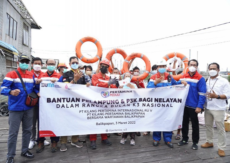 Bersama Wartawan Balikpapan, Pertamina Salurkan Bantuan Pelampung