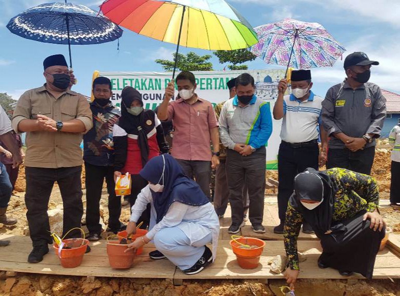 Bupati Berau Lakukan Peletakan Batu Pertama Pembangunan Mesjid Arohman