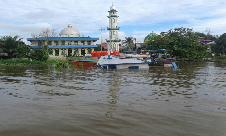 Kapal Bermuatan Bibit Tenggelam di Muara Kaman Satu Orang Karyawan Tewas