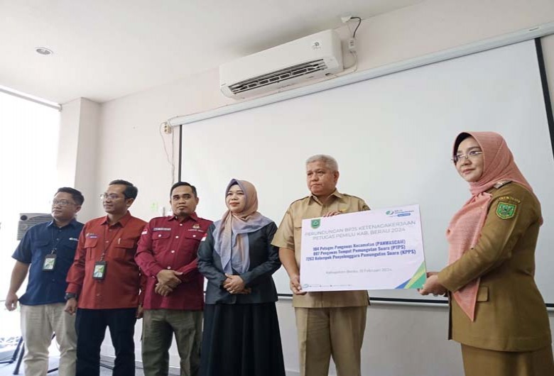 Bupati Berau Sri Juniarsih Serahkan BPJS Ketenagakerjaan kepada Petugas Pemilu 2024