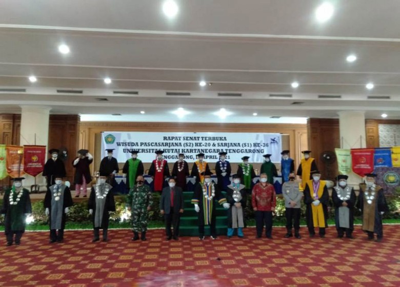 330 Mahasiswa Unikarta Diwisuda
