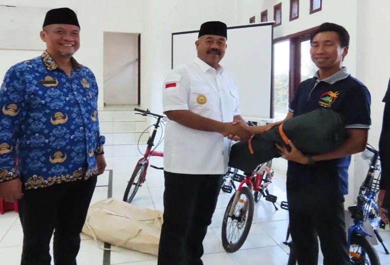 Dukung Wisata Desa, Dispar Beri Bantuan Sapras Pada Pokdarwis Dewi Arum