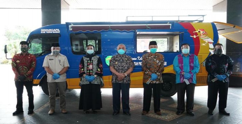 Gubernur Isran Noor Serahkan Mobil Adminduk ke 5 Kabupaten