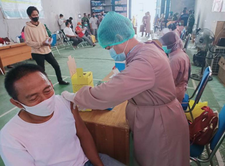 Tenaga Kesehatan di Berau Disuntik Vaksin Dosis Ketiga