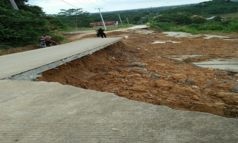 Jalan Penghubung Antar Desa di Marangkayu Ambrol