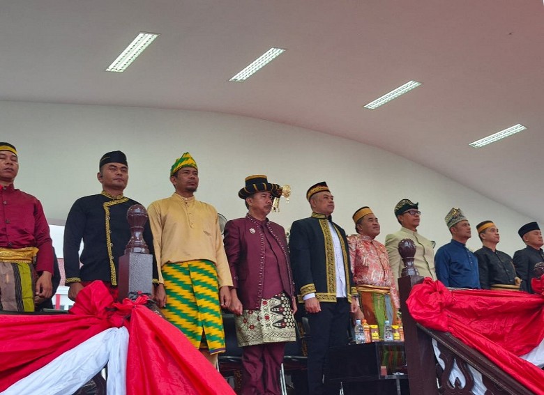 Ketua DPRD Kukar Tekankan Persatuan dalam Keberagaman pada Upacara Penurunan Bendera