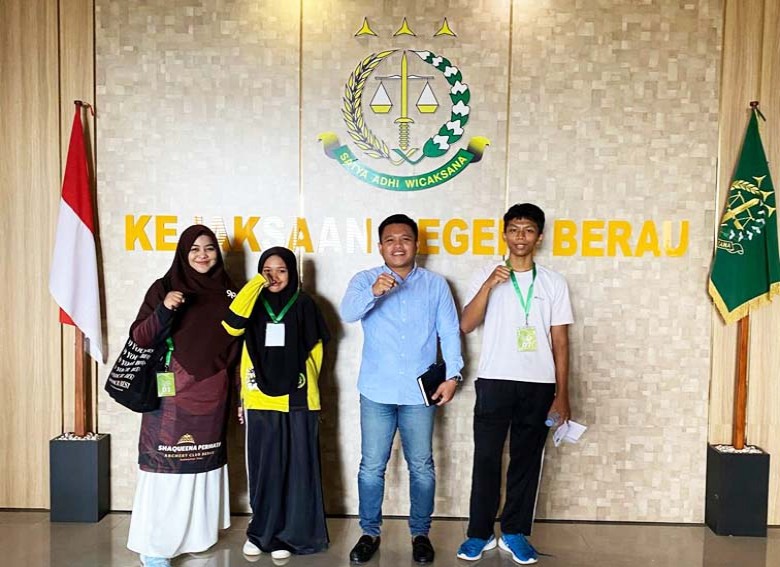 Duta Sadar Hukum SMAIT ASH Showah Kunjungi Kejaksaan Negeri Kabupaten Berau