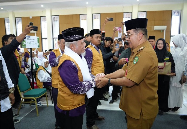 Pelepasan Calhaj Kloter Pertama Kaltim, Pj Akmal Berpesan Jaga Kesehatan dan Sabar