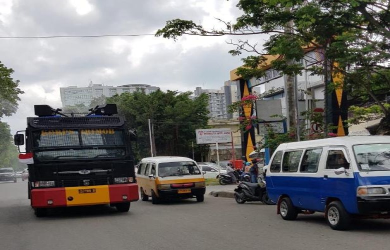 Putus Penyebaran COVID-19, Brimob Polda Kaltim Habiskan 6.000 Liter Disinfektan untuk Semprot Jalan di Balikpapan