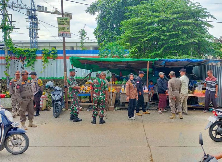 Diseperindag-Satpol PP Kukar Tertibkan Pedagang di Kawasan Pasar Tangga Aruang