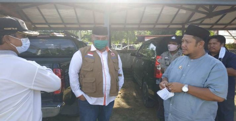 Unsur Pimpinan DPRD Turut Salurkan Bantuan Sembako ke Warga Terdampak Covid-19