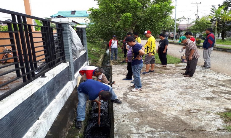 DPU Kukar Gotong Royong Bersihkan Saluran Air dan Bahu Jalan