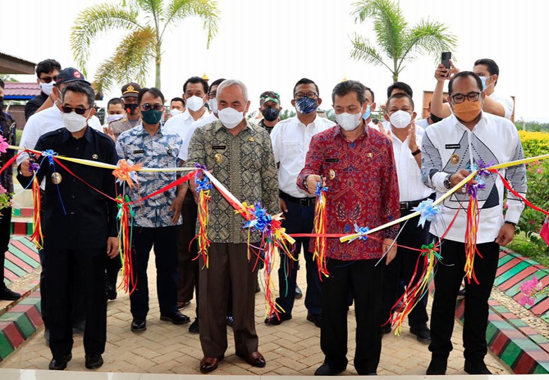 Gubernur Resmikan Tiga Gedung Sekolah di Wahau