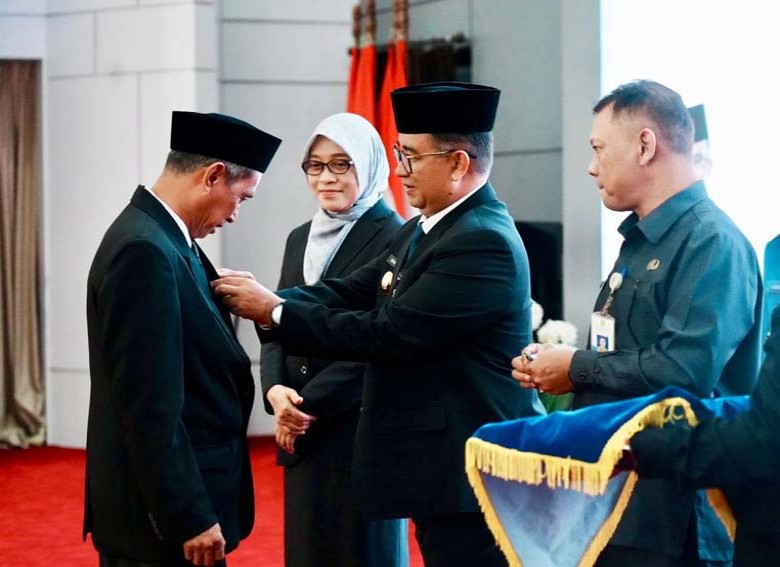 97 ASN Dilingkup Pemprov Kaltim Terima Tanda Kehormatan SLKS, Pj Gubernur: Teruslah Berkarya dan Berinovasi Untuk Daerah
