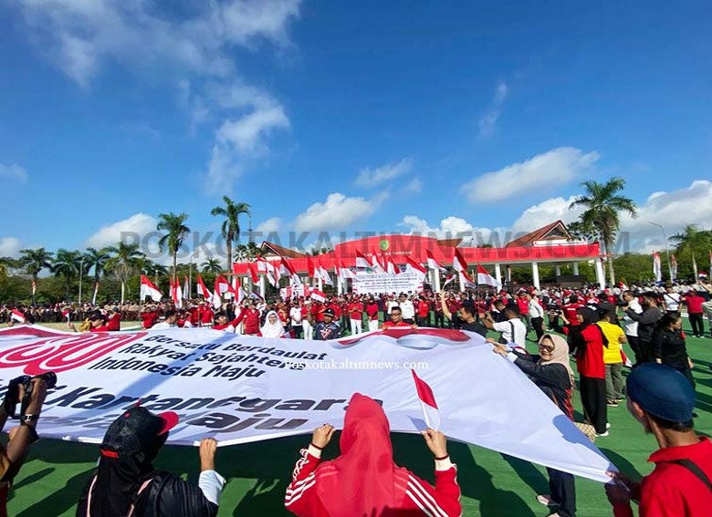 Semarak Bulan Kemerdekaan HUT RI ke-80, Pemkab Kukar Awali Gerakan Pembagian Bendera