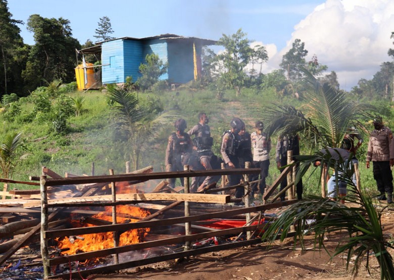 Polres Berau Gerebek Arena Judi Sabung Ayam