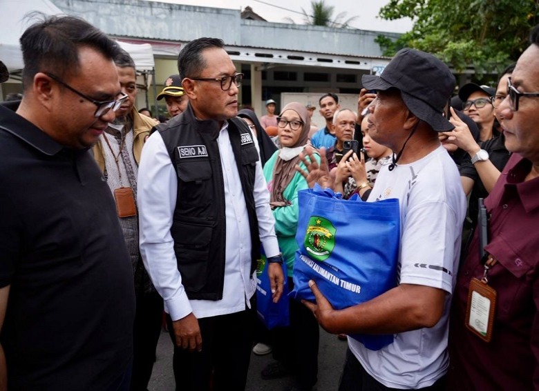 Wagub Seno Serahkan Bantuan Korban Kebakaran Tenggarong, Dorong Pembangunan RLH