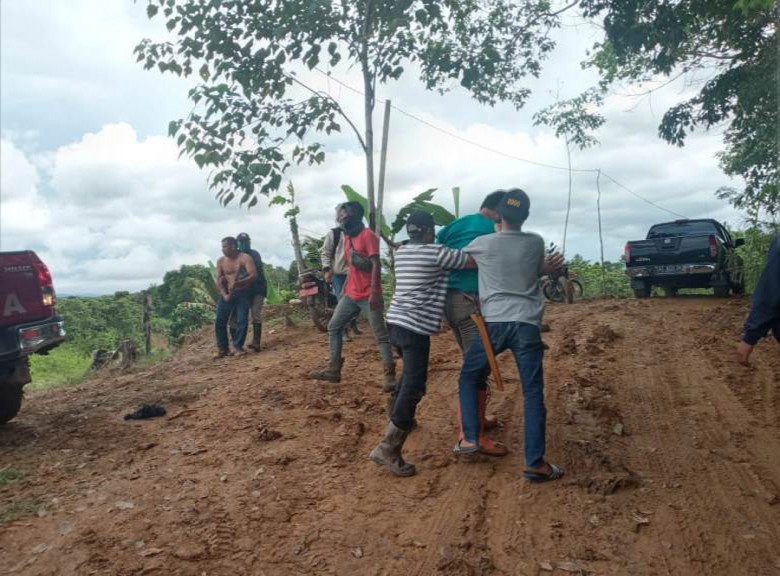 Camat Tenggarong “Duel” dengan Terduga Pelaku Penambang Ilegal