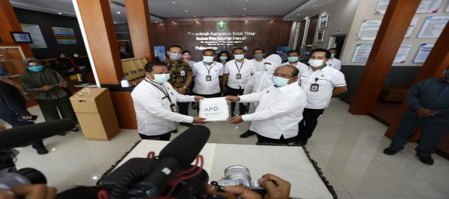 Bapenda Kutim Sumbang 230 APD untuk Tenaga Medis