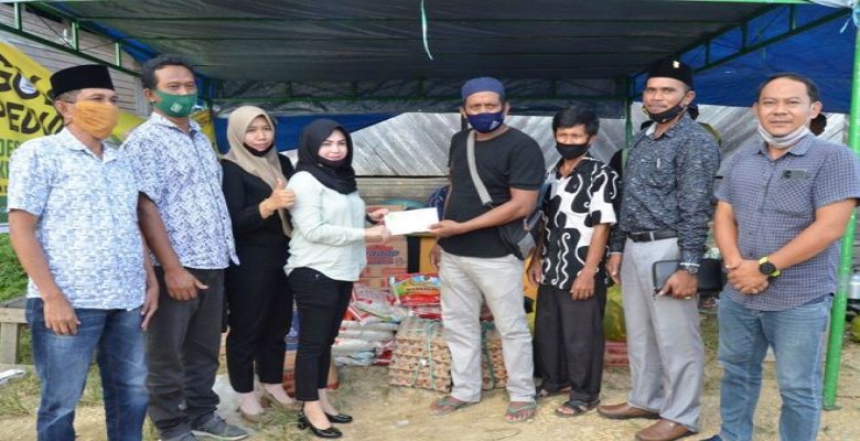 Komisi IV DPRD Kukar Serahkan Bantuan Korban Kebakaran Sedulang