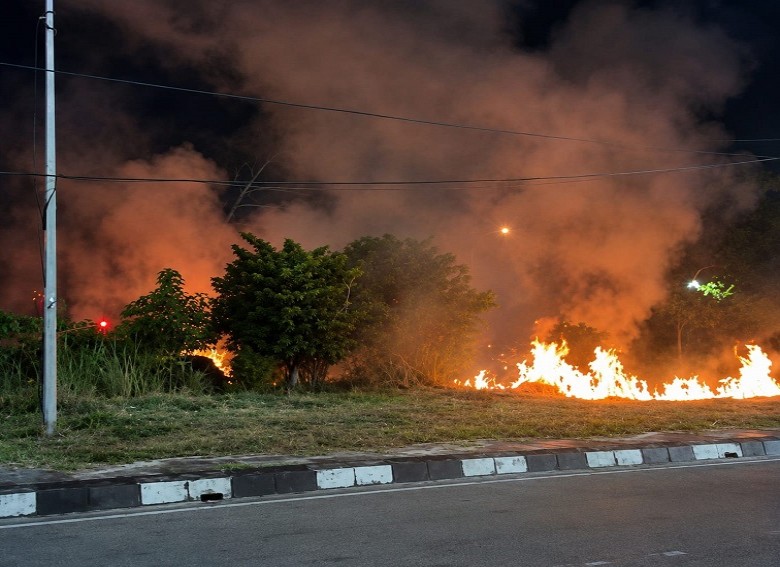 Kebakaran di Sekitar Taman Kota Raja Tenggarong Diduga Berasal dari Pembakaran Sampah