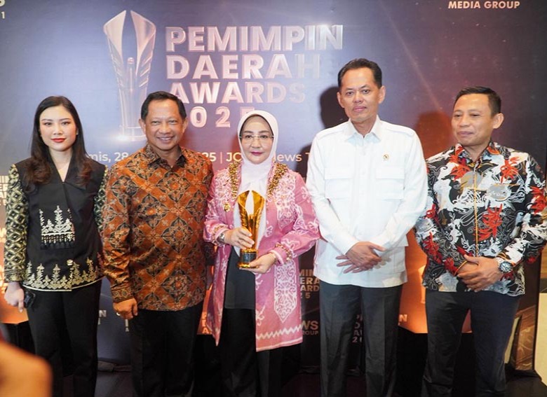 Bupati Berau Sri Juniarsih Terima Penghargaan Pemimpin Daerah Award 2025
