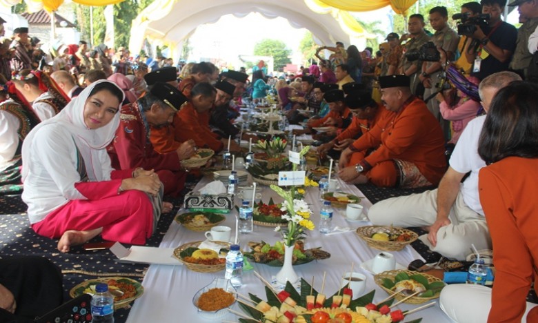 Tradisi Makan Beseprah Warisan Leluhur Yang Tetap Dipertahankan